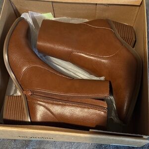 Stylish Tan Ankle Boots with Side Zipper